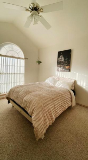 Cozy Queen Bed + Amenities and Parking Included, Mcallen